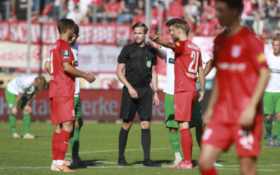 Zweitliga-Referee Michael Bacher pfeift in Köln