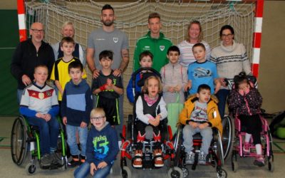 Versprechen von Herzen: Schnitzler und Brandenburger besuchen Regenbogenschule