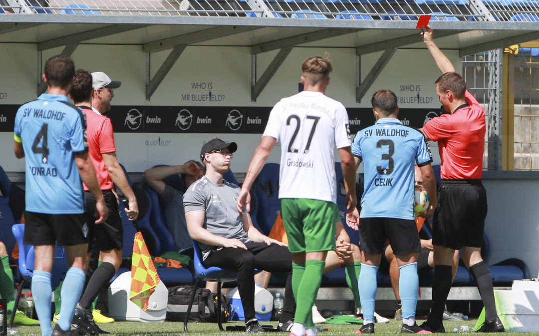 Co-Trainer Louis Cordes mit einem Spiel Innenraumverbot