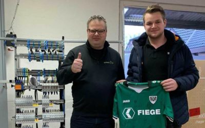 Preußenfan und soccerwatch-Kommentator Marcel Späker ersteigert Trikot für guten Zweck