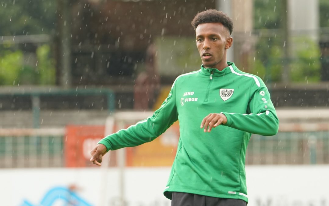 Henok Teklab unterschreibt pünktlich zum Trainingsauftakt