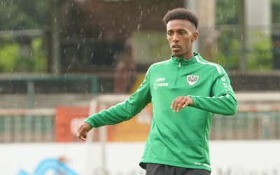 Henok Teklab unterschreibt pünktlich zum Trainingsauftakt