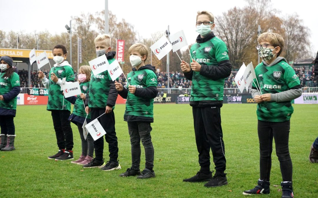 FIEGE-Einlaufkids bereiten den Profis einen würdigen Empfang