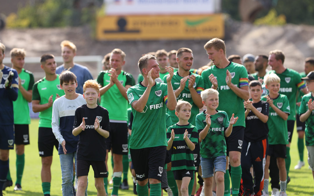 U12-Fanclub-Kids drehen Ehrenrunde mit der Mannschaft