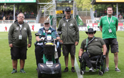 „Rolli-Fanclub“ übergibt Jacken an ehrenamtliche Stadionhelfer