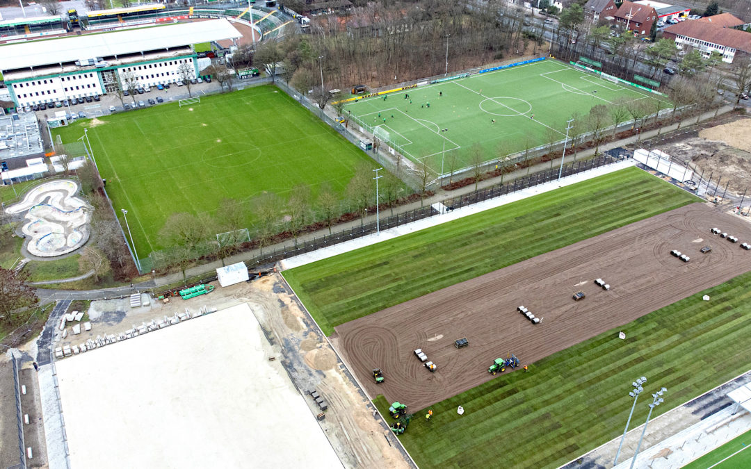 Rollrasen auf dem neuen Trainingsplatz verlegt 