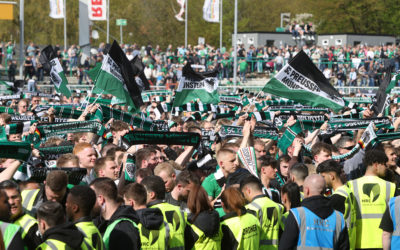 Schwarz-Weiß-Grünes Fahnenmeer – Werdet Teil der Fanchoreographie