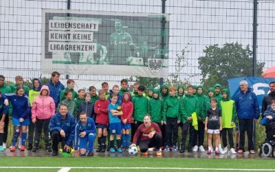 Trotz stürmischen Wetters: U15 sorgt beim inklusiven Fußballcamp für Freude