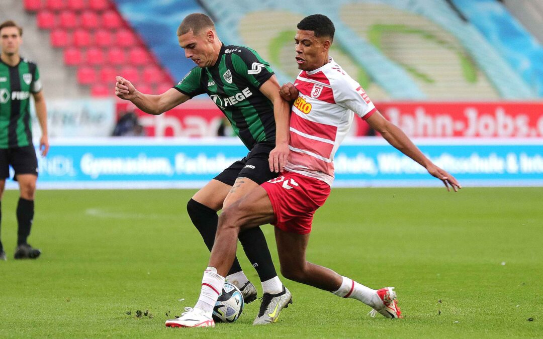 Duell der Aufsteiger im Regensburger Jahnstadion