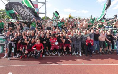 Adlerträgern feiern nach 2:2 in Ulm mit tausenden Preußenfans  den Klassenerhalt