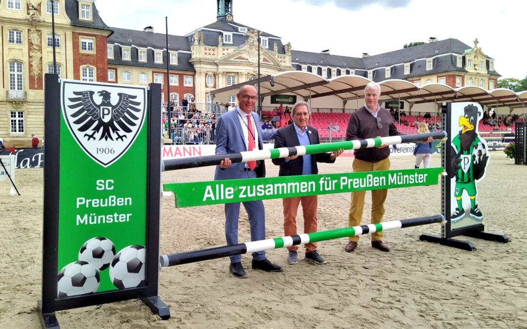 „Preußen-Sprung“ beim Turnier der Sieger vor dem Schloss