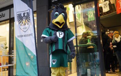 Trikots, Hoodies, Shirts uvm. – Großer Lagerverkauf unter der Westtribüne