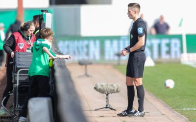 Zuschauer verschafft sich unrechtmäßig Zutritt zum Innenraum und legt VAR-Monitor lahm