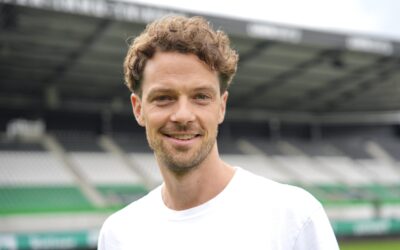 Maximilian Knauer und Janis Hohenhövel assistieren Thomas Wörle  