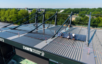 Erste Photovoltaik-Module auf der Westtribüne montiert