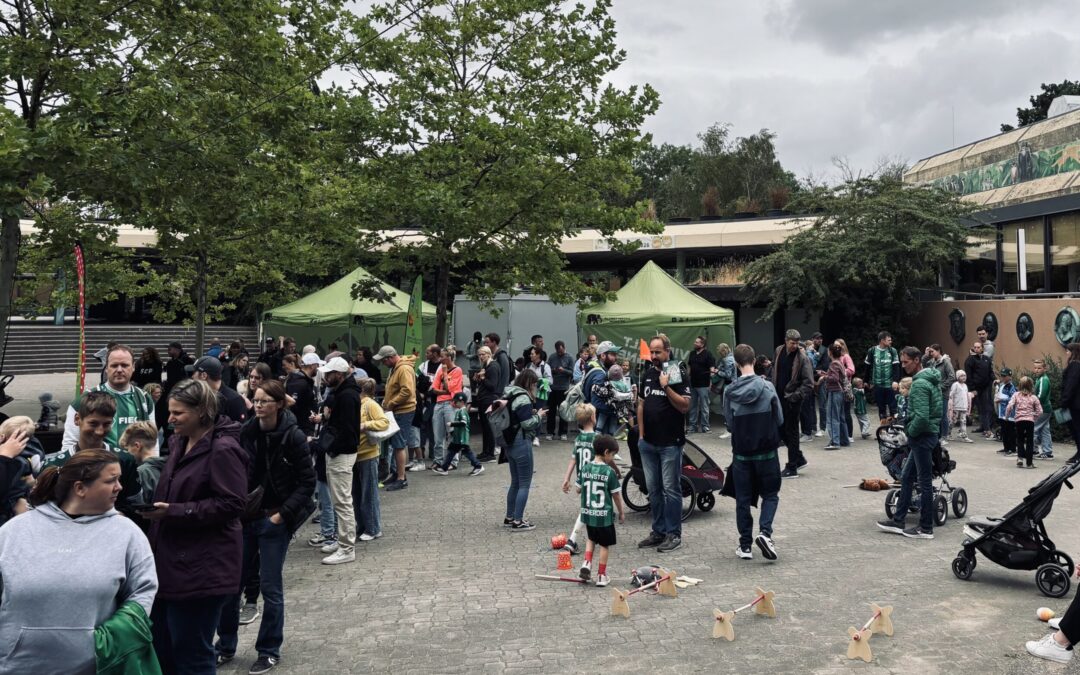 Allwetterzoo beim Preußen-Kids-Tag fest in schwarz-weiß-grüner Hand