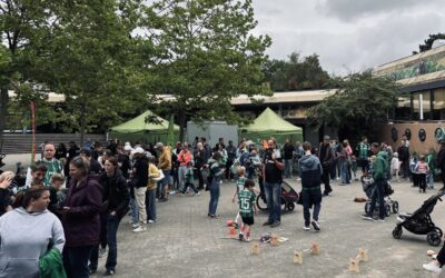 Allwetterzoo beim Preußen-Kids-Tag fest in schwarz-weiß-grüner Hand