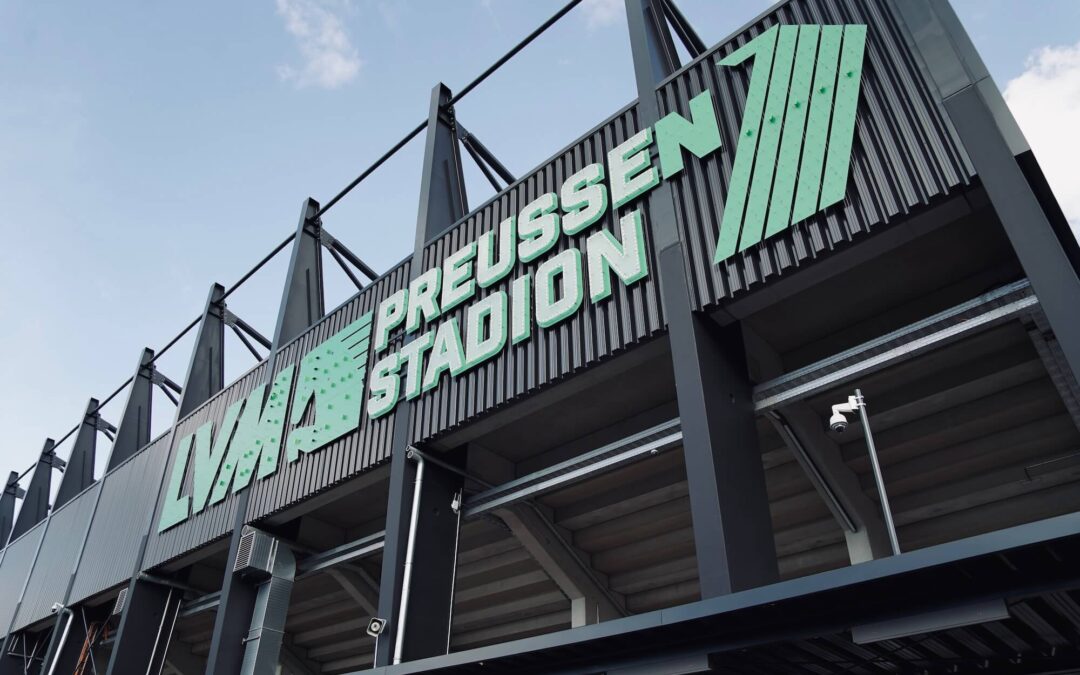 Unübersehbarer Stadionname – LVM-Preußenstadion erhält seinen ersten Schriftzug an der Westfassade