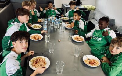Wenn die Spieltagsküche zum Lernort wird: U13 kocht gemeinsam vor Schalke-Spiel
